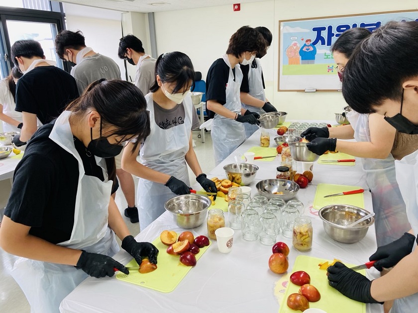 2.보도이미지(동탄청소년문화의집, 지역 어르신들에게 추석맞이 수제과일청 전달).jpg