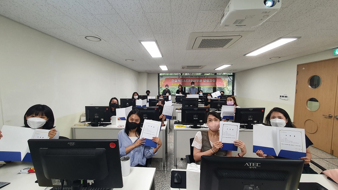 1.보도이미지(2022고학력고숙력 건설캐드&ERP사무원 양성과정 수료식 성료).jpg